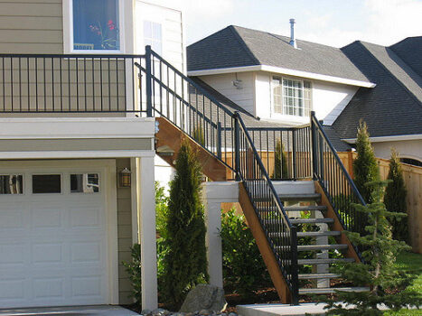 Picture of a corner deck with aluminum railings.