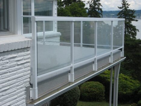 Picture of a corner deck with aluminum railings.